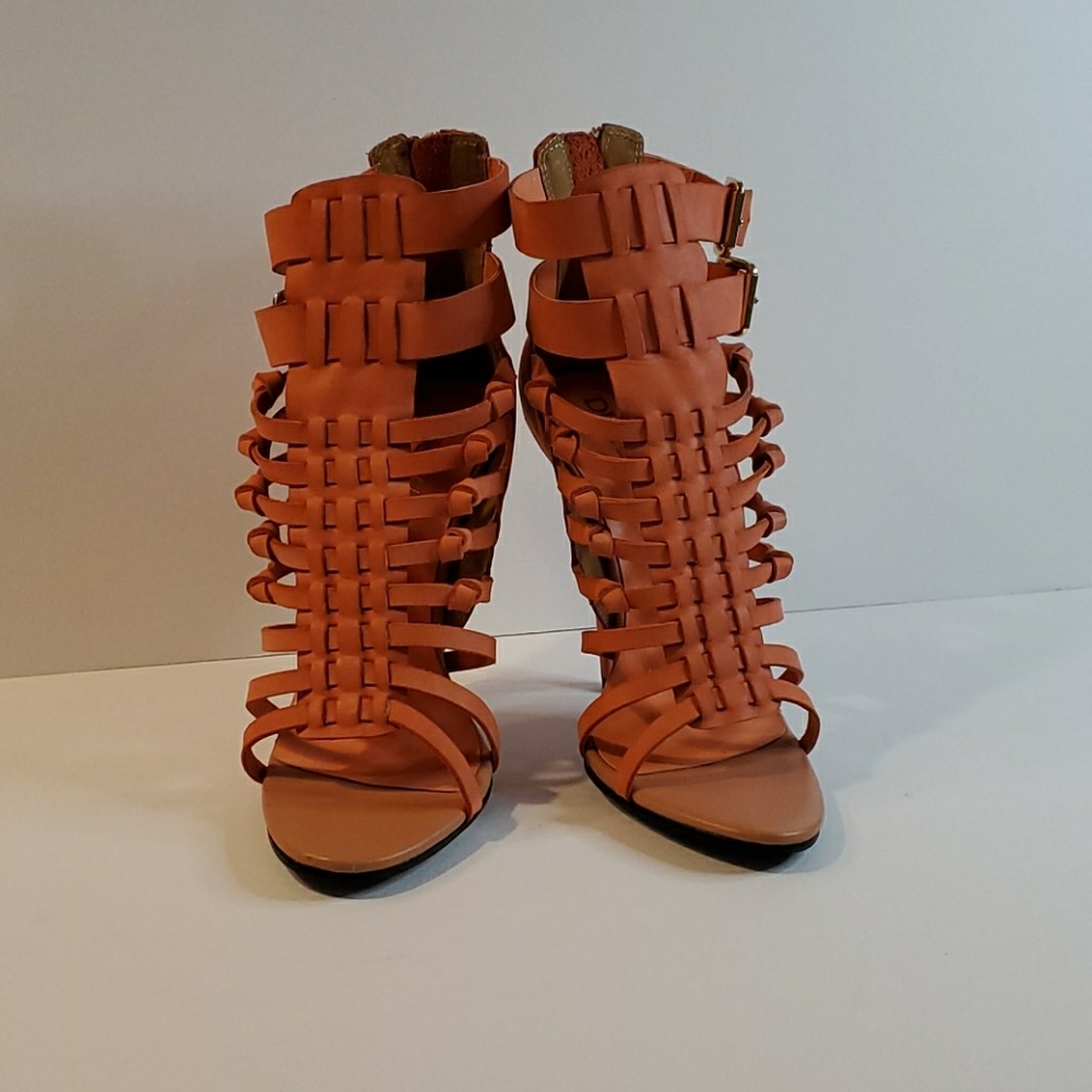 New in box Dusaka rose colored scrappy heels